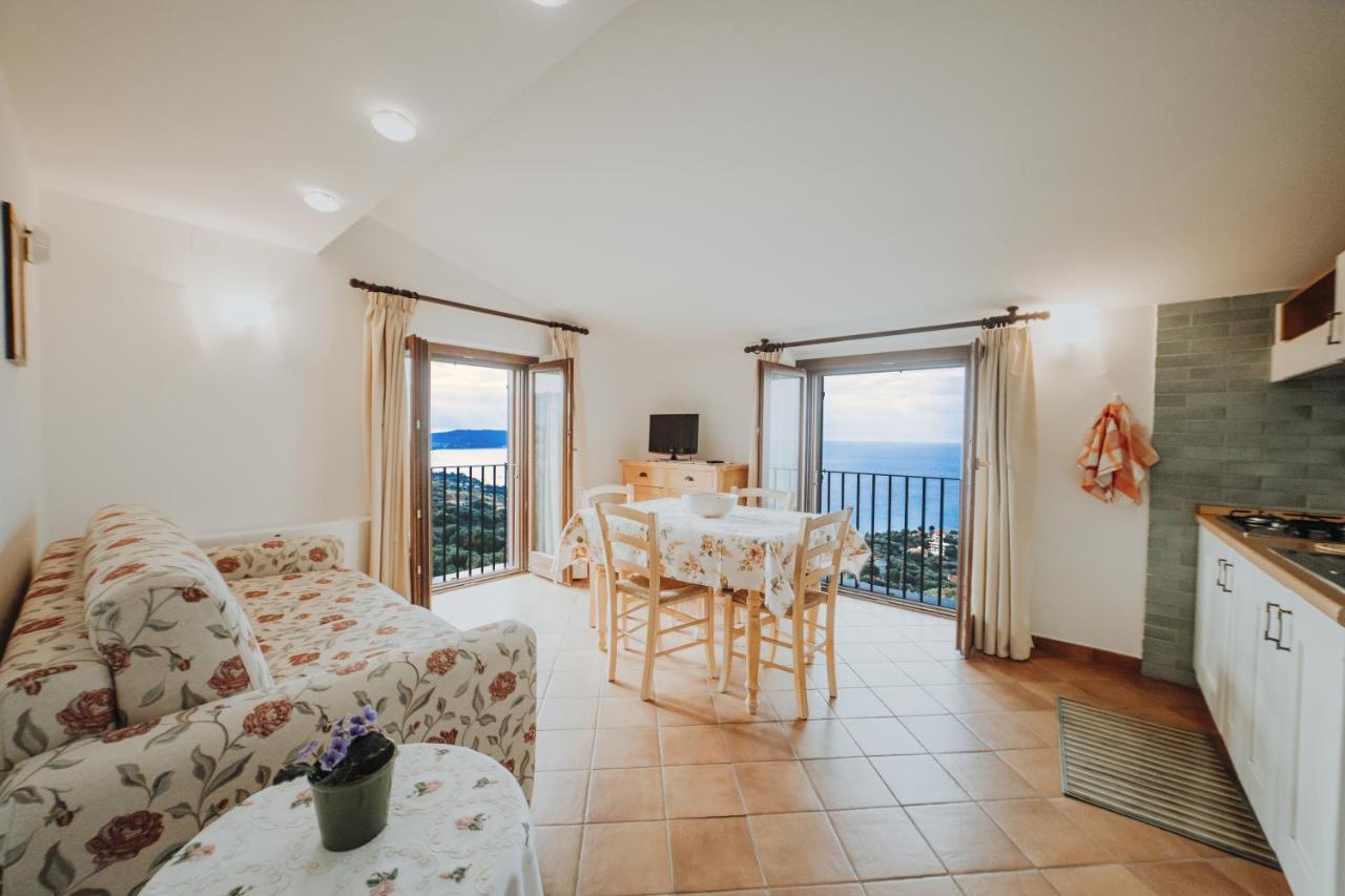 Residenza Golfo Degli Ulivi Aparthotel Caprioli Bagian luar foto