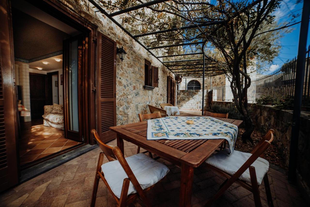 Residenza Golfo Degli Ulivi Aparthotel Caprioli Bagian luar foto