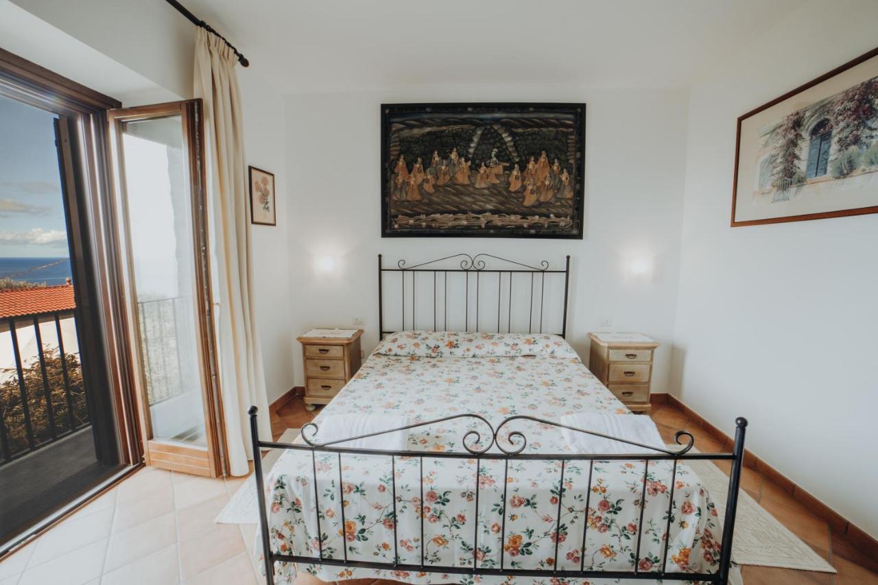 Residenza Golfo Degli Ulivi Aparthotel Caprioli Bagian luar foto