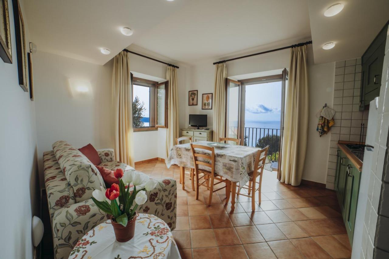 Residenza Golfo Degli Ulivi Aparthotel Caprioli Bagian luar foto