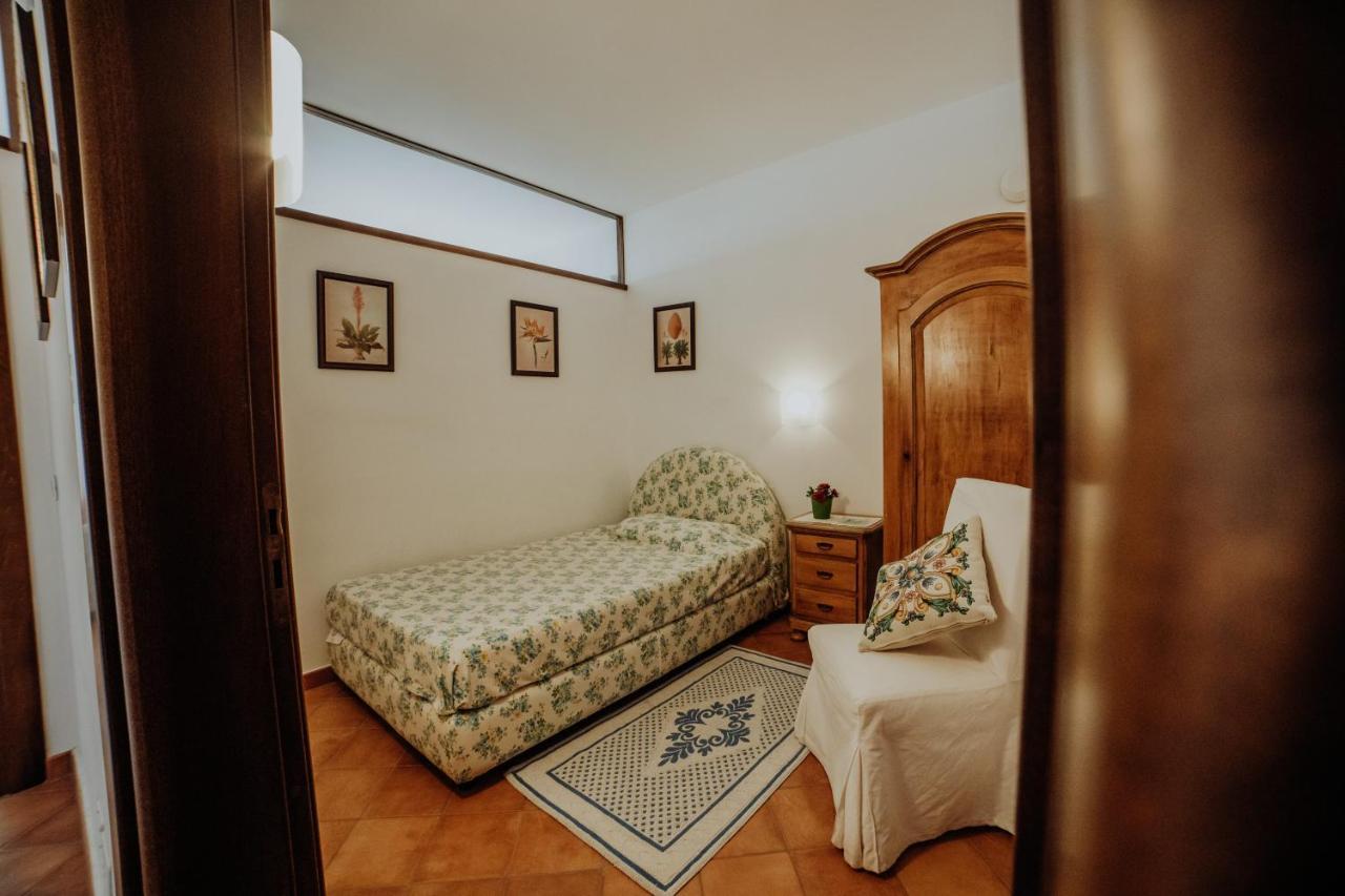 Residenza Golfo Degli Ulivi Aparthotel Caprioli Bagian luar foto